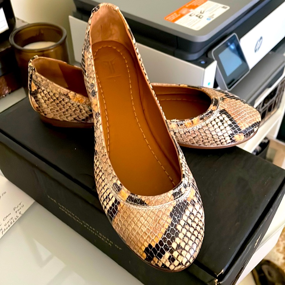 Frye Carson ballet flats size 6